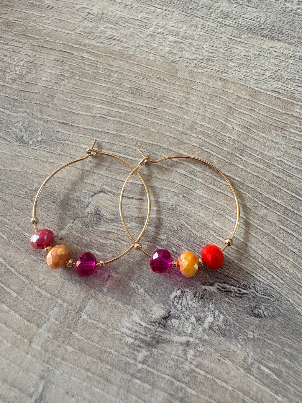 Créoles Dorées Perles Multicolores rouge et range