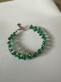 Bracelet Double Rang Cristaux Swarovski  et petites perles en verre ton vert clair et foncé — Fait Main