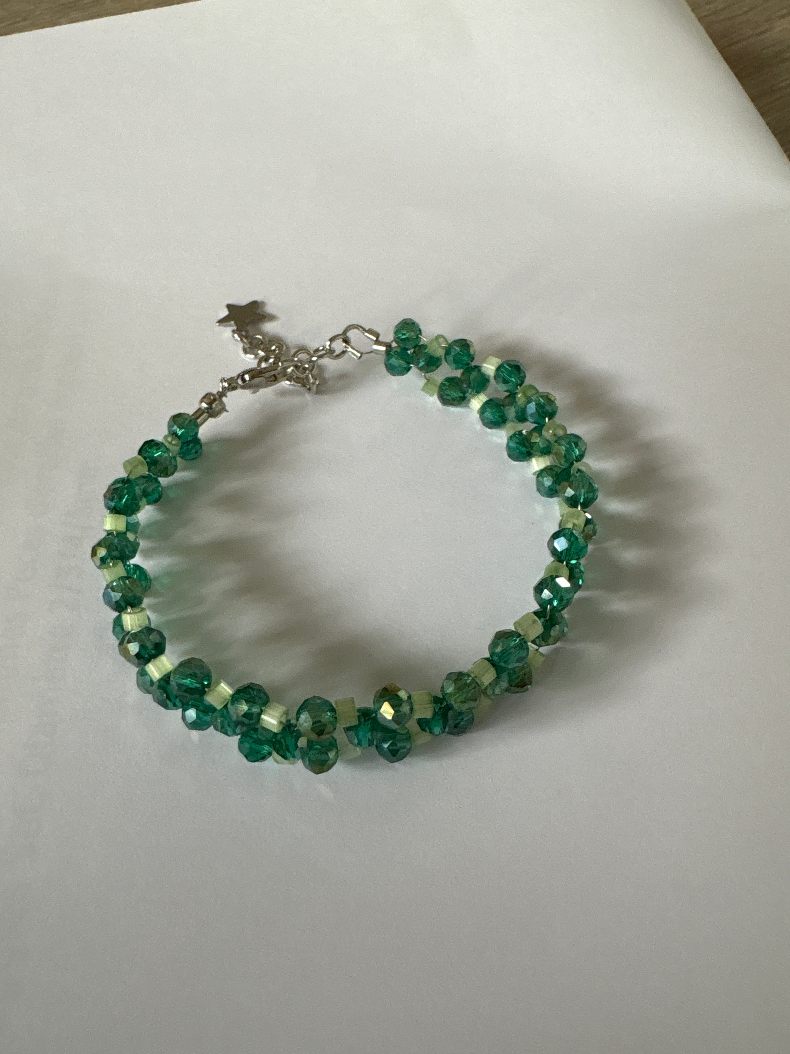 Bracelet Double Rang Cristaux Swarovski  et petites perles en verre ton vert clair et foncé — Fait Main