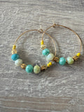 Boucles d'oreilles créoles perles turquoise, jaune clair et dorées
