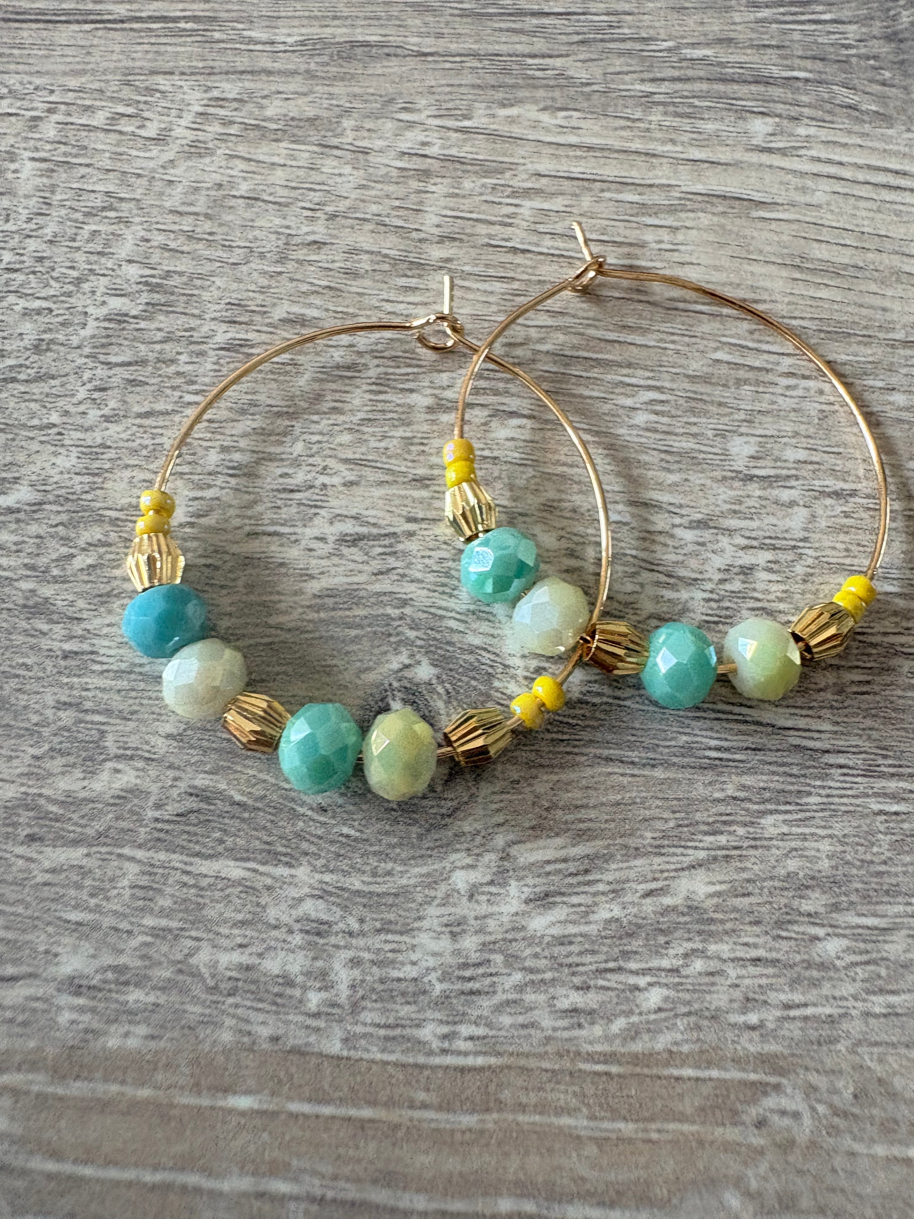 Boucles d'oreilles créoles perles turquoise, jaune clair et dorées