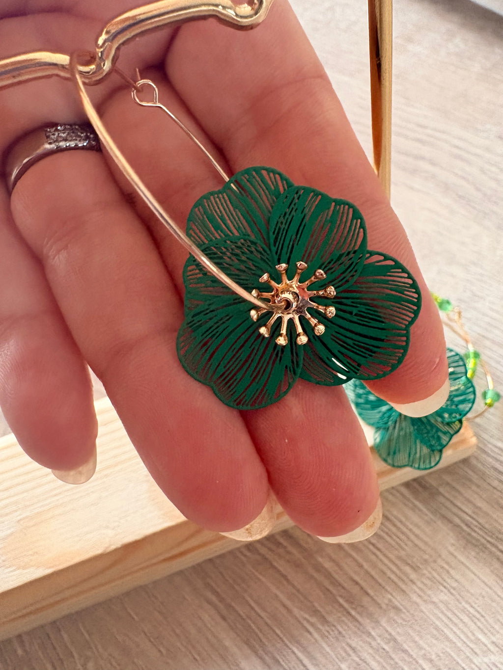 Boucles d'oreilles créoles fleur verte et acier inoxydable