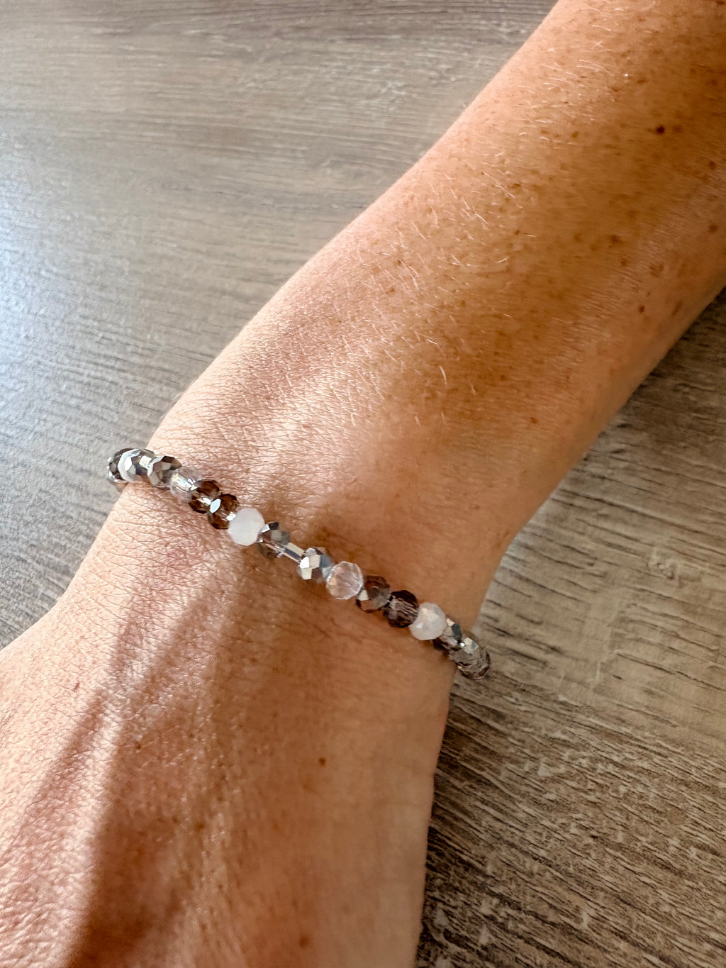 Bracelet Cristaux swarovski et rocailles tons gris et cristal
