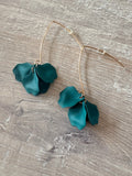 Boucles d'oreilles pétales vert canard dorées