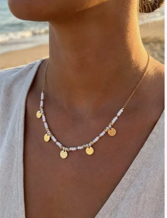 Collier perles roses et breloques dorées