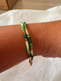 Lot de 2 bracelets perles vertes et dorées faits main portés au poignet