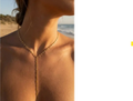 Collier sautoir doré en Y avec petits triangles porté sur plage