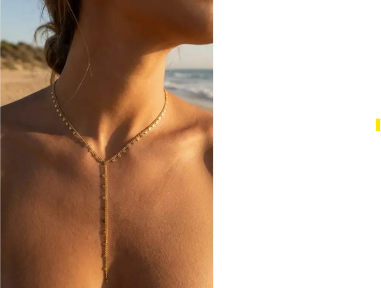 Collier sautoir doré en Y avec petits triangles porté sur plage