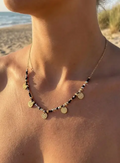 Collier Perles et Breloques Dorées Martelées Noir