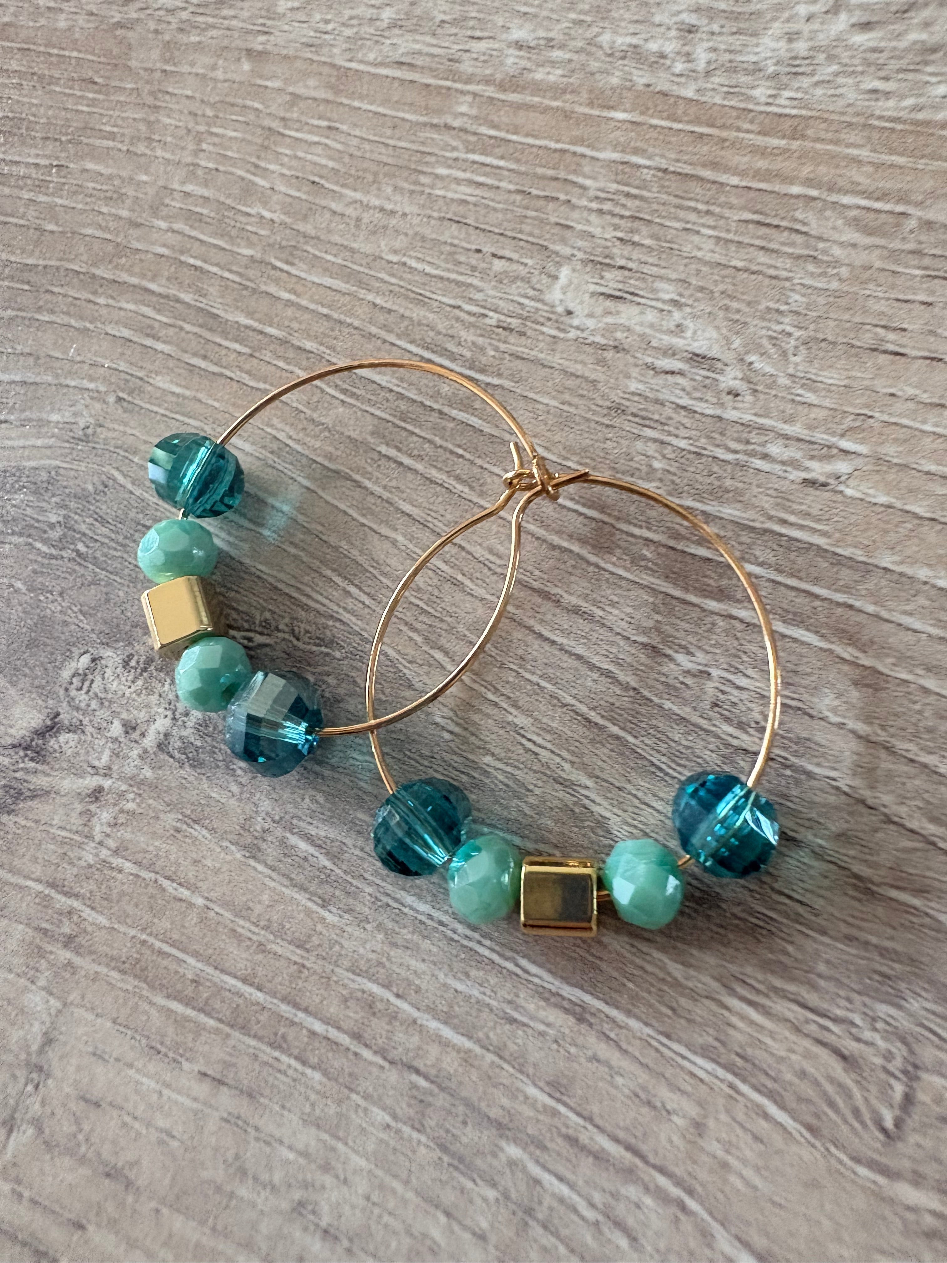 Boucles d'oreilles créoles perles turquoise & doré — Fait Main