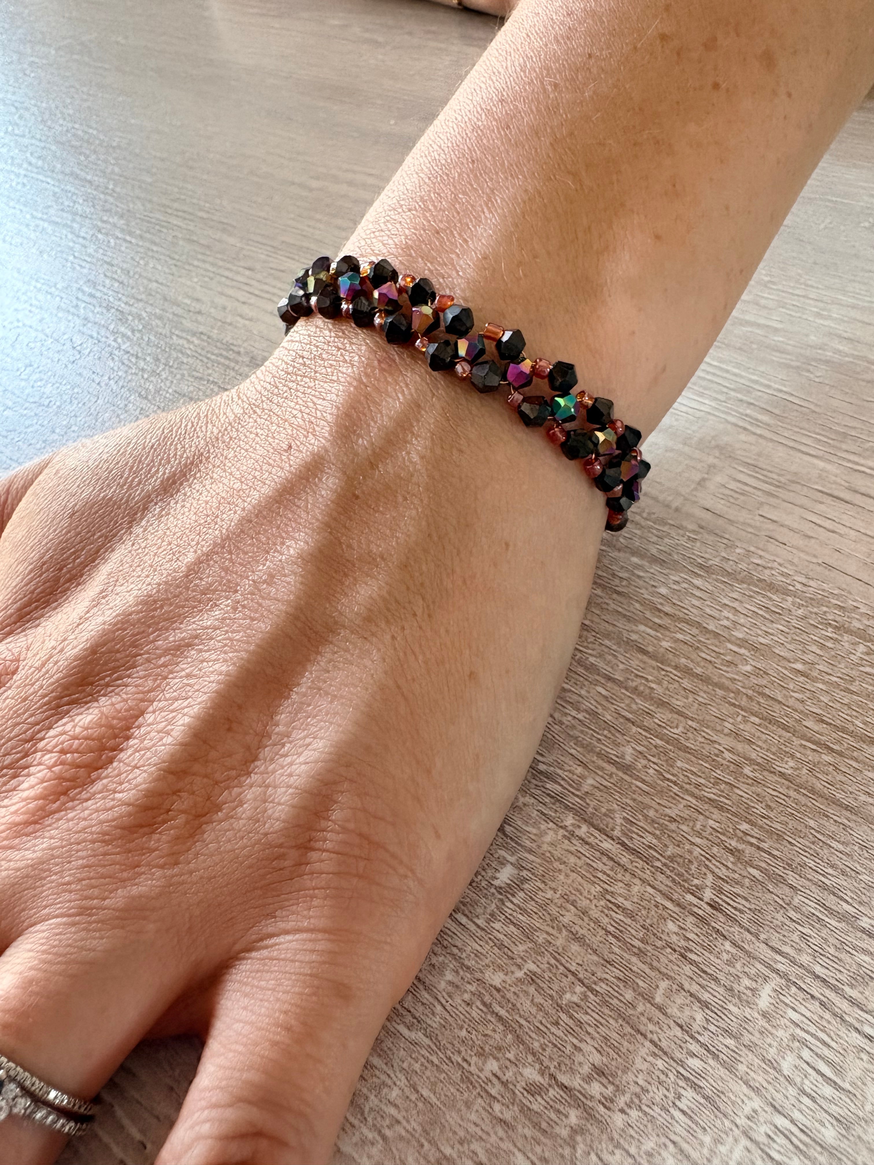 Bracelet Double Rang Cristaux Swarovski  et petites perles en verre ton noir et reflets multi — Fait Main