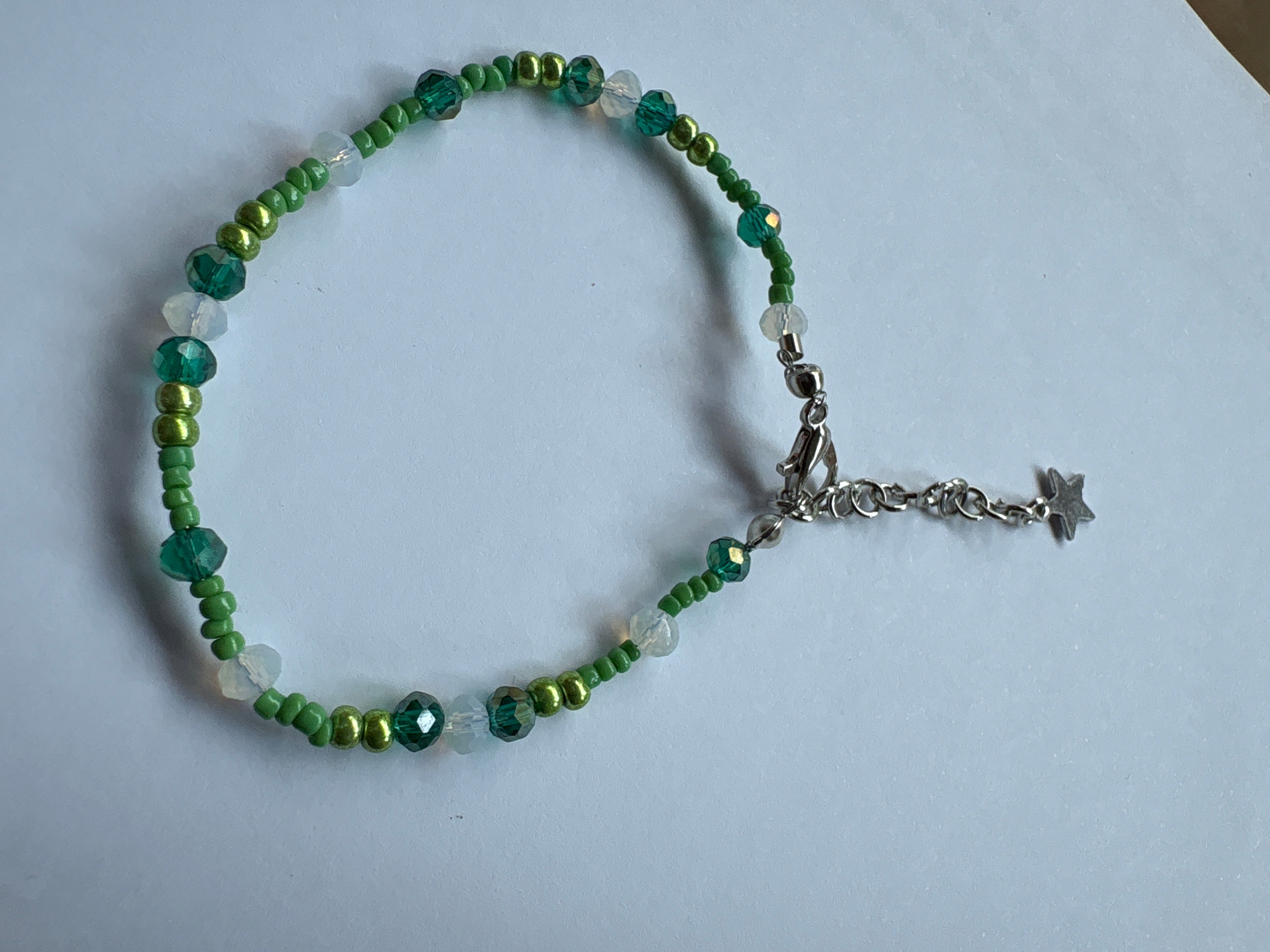 Bracelet Cristaux swarovski et rocailles tons verts