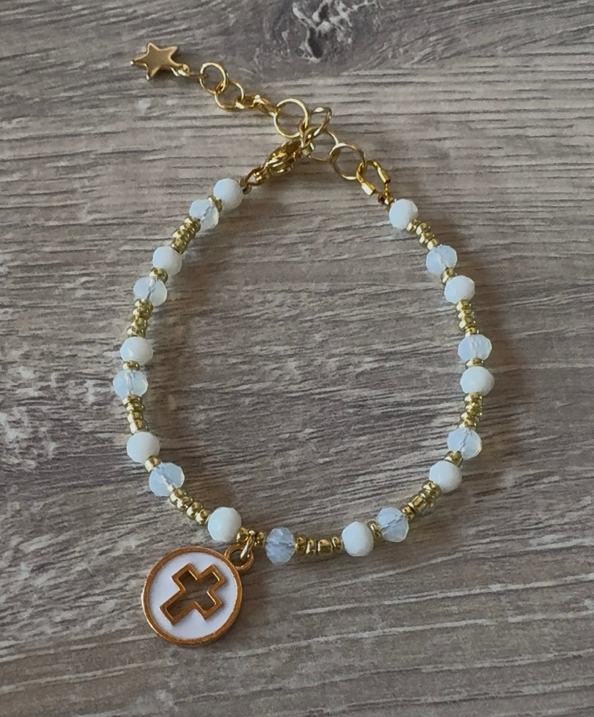 Bracelet Perles cristaux swaroski en et Croix Dorée - fait main