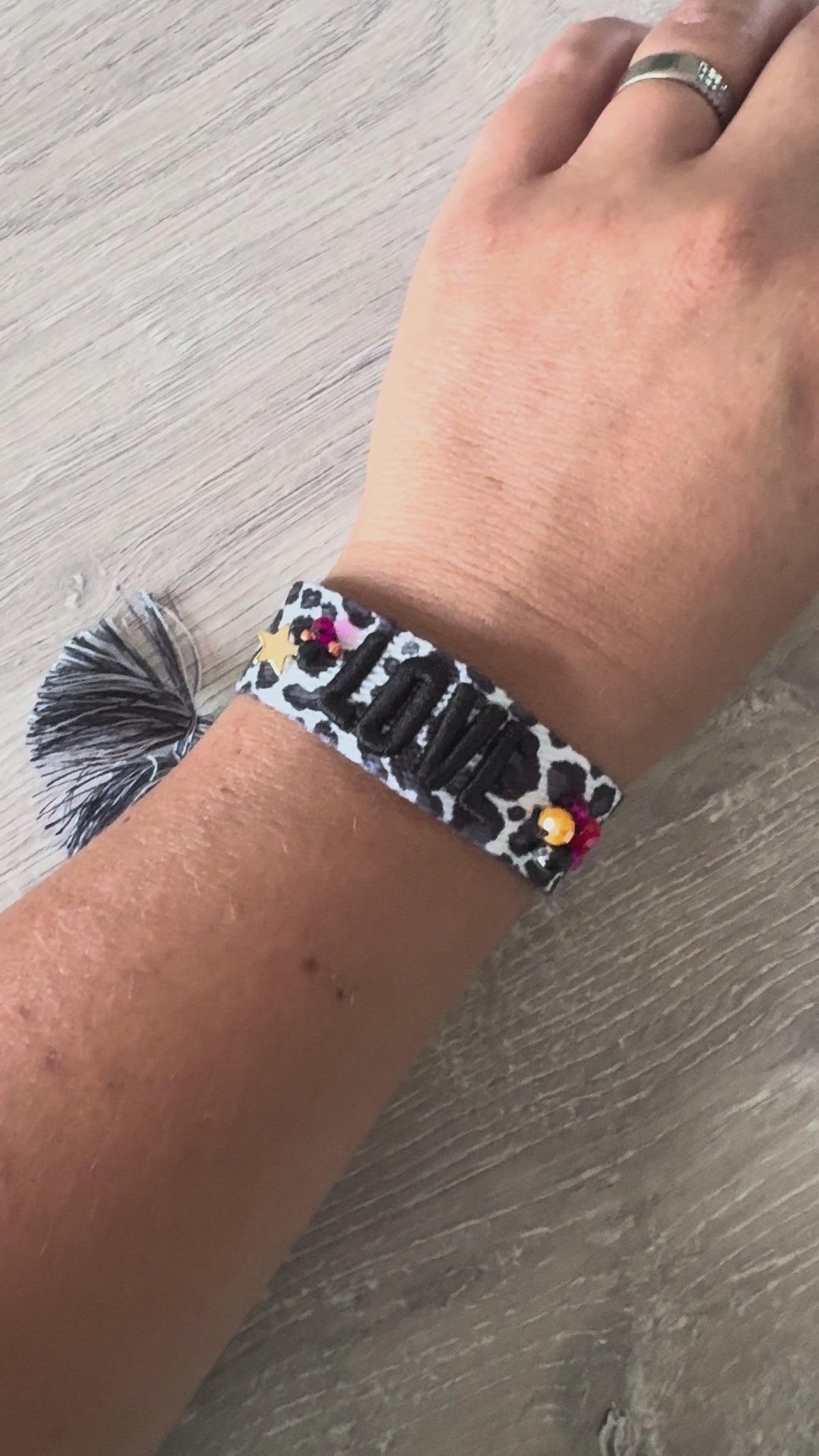 Bracelet Manchette Léopard Boho – Pompon & Perles - fait main