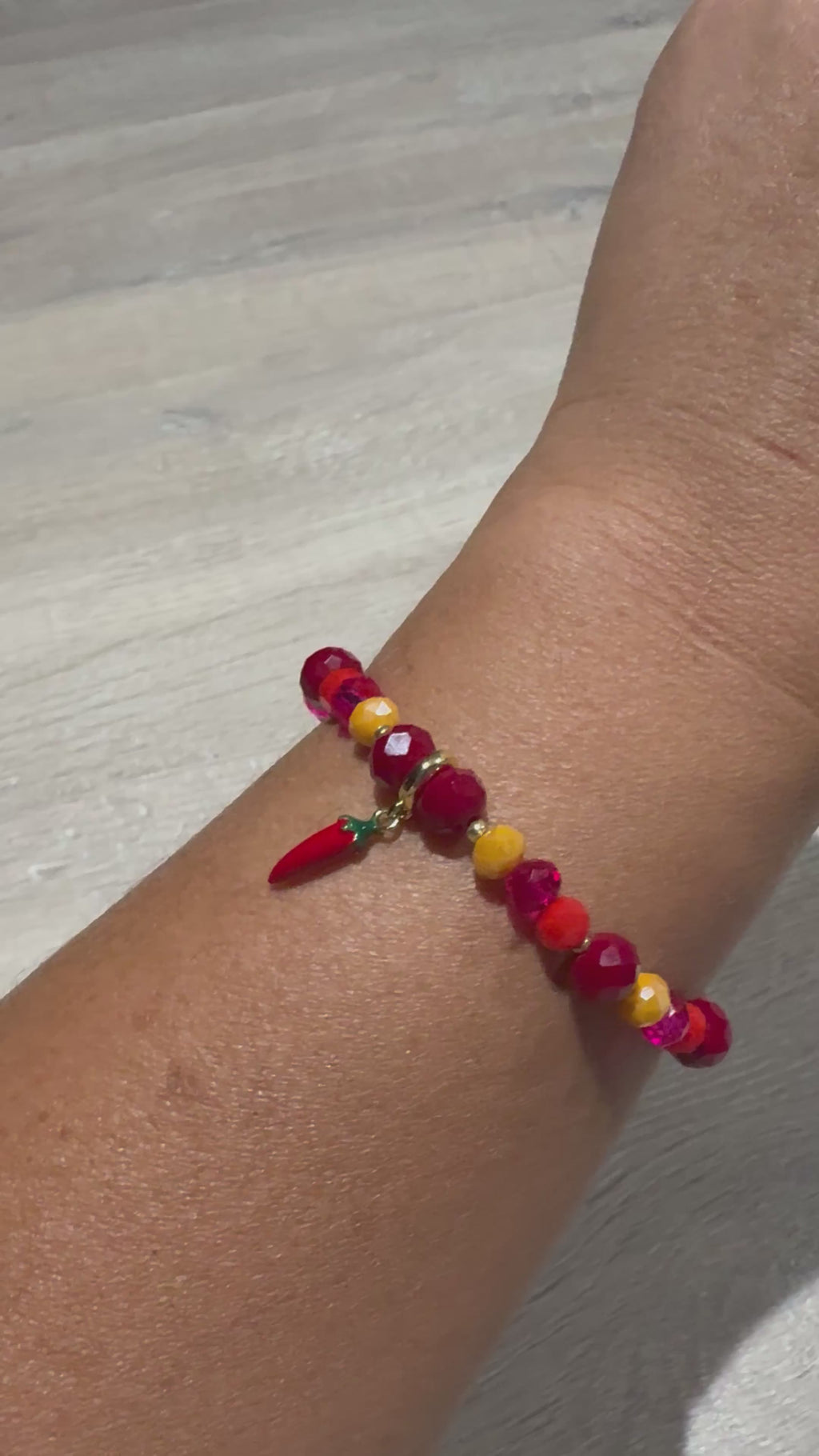 Bracelet couleur rouge orange et rose fushia  et piment en breloque — Fait Main - collection pimenta 🌶️