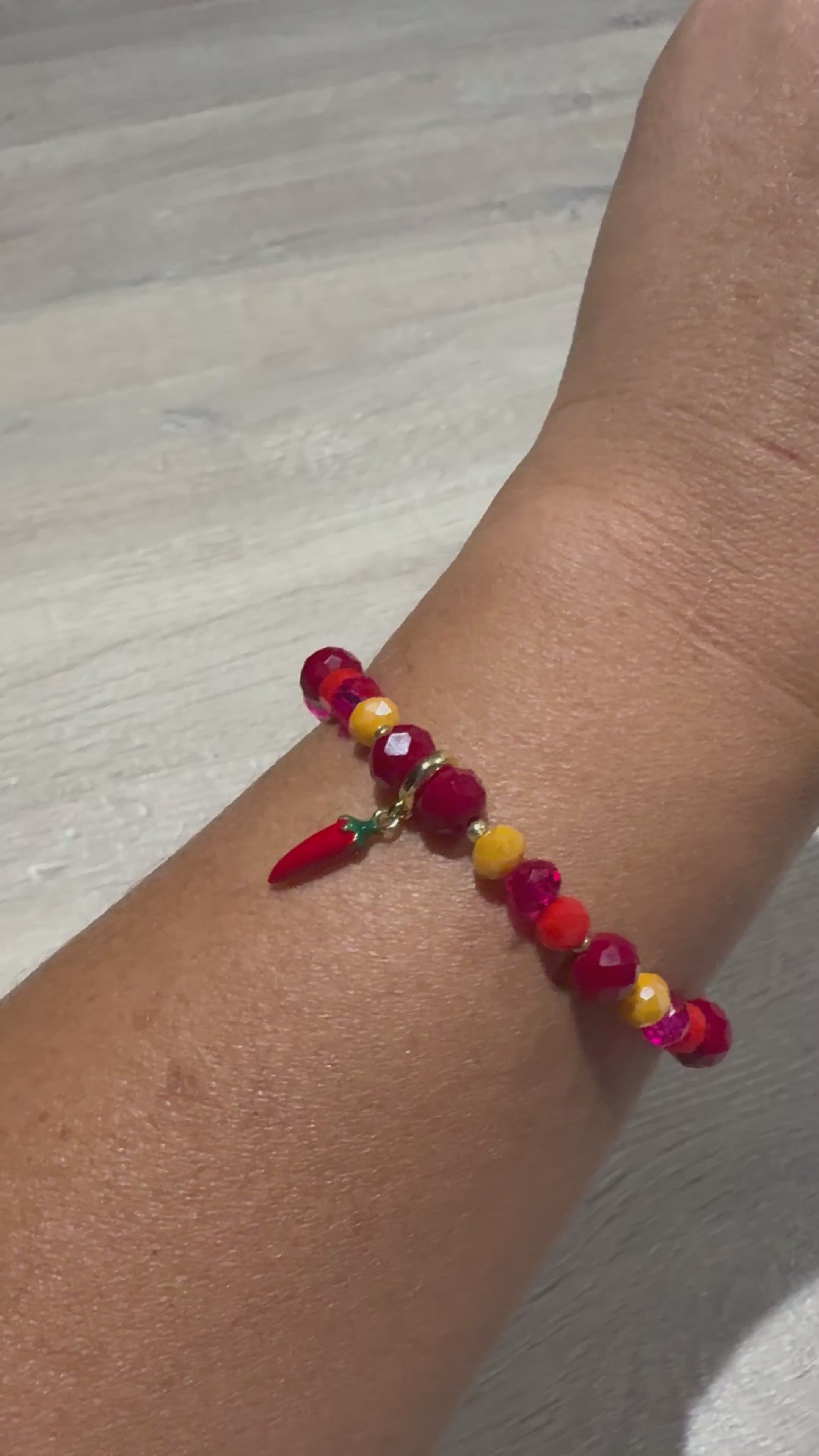 Bracelet couleur rouge orange et rose fushia  et piment en breloque — Fait Main - collection pimenta 🌶️