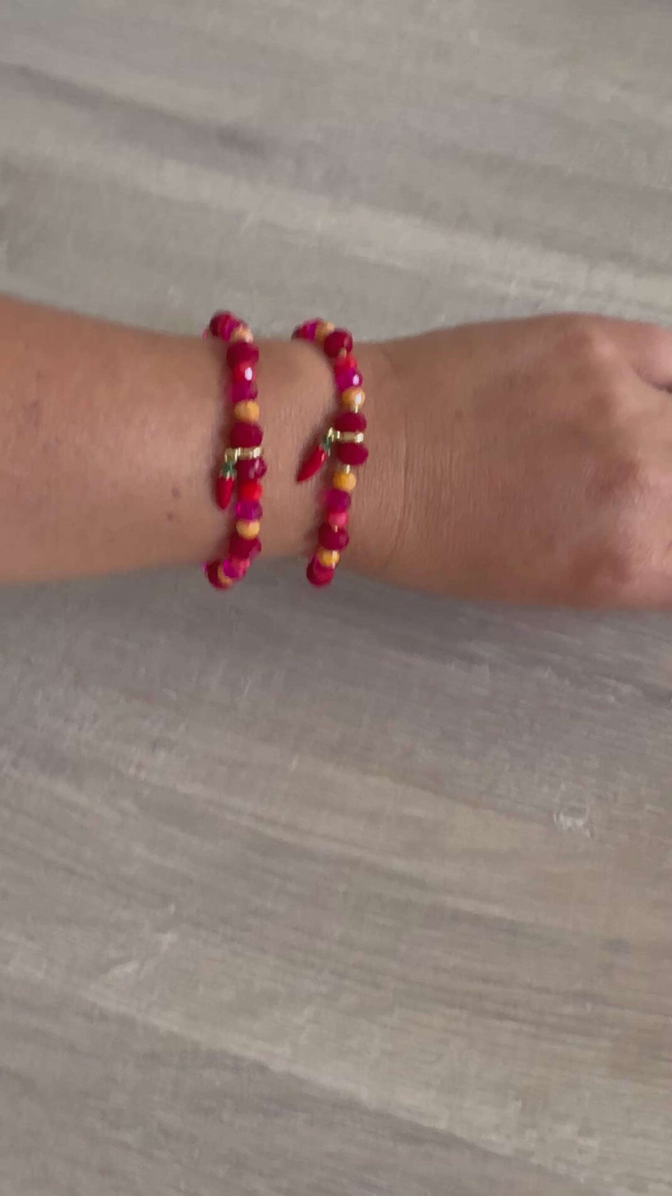 Bracelet couleur rouge orange et rose fushia  et piment en breloque — Fait Main - collection pimenta 🌶️