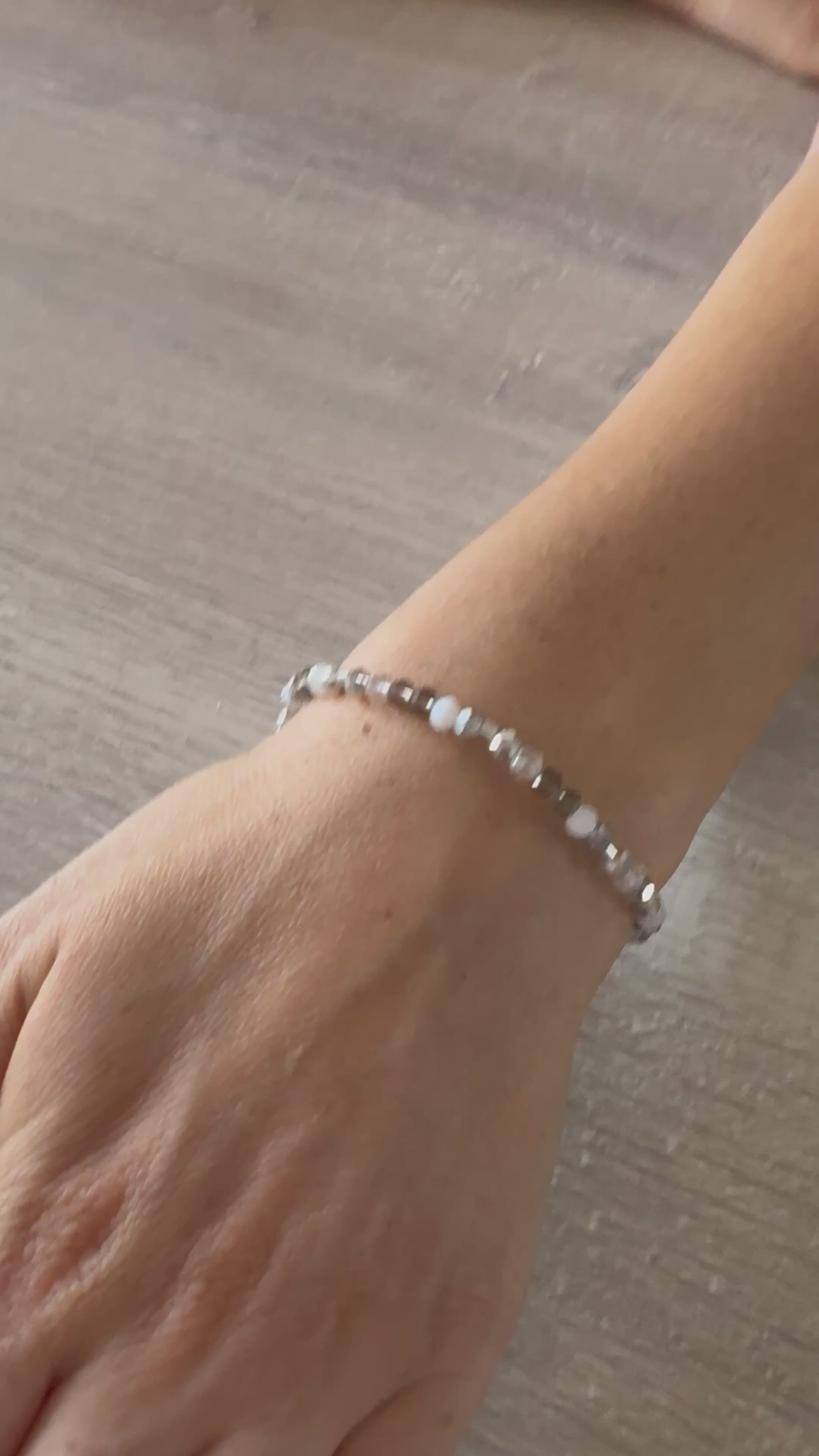 Bracelet Cristaux swarovski et rocailles tons gris et cristal