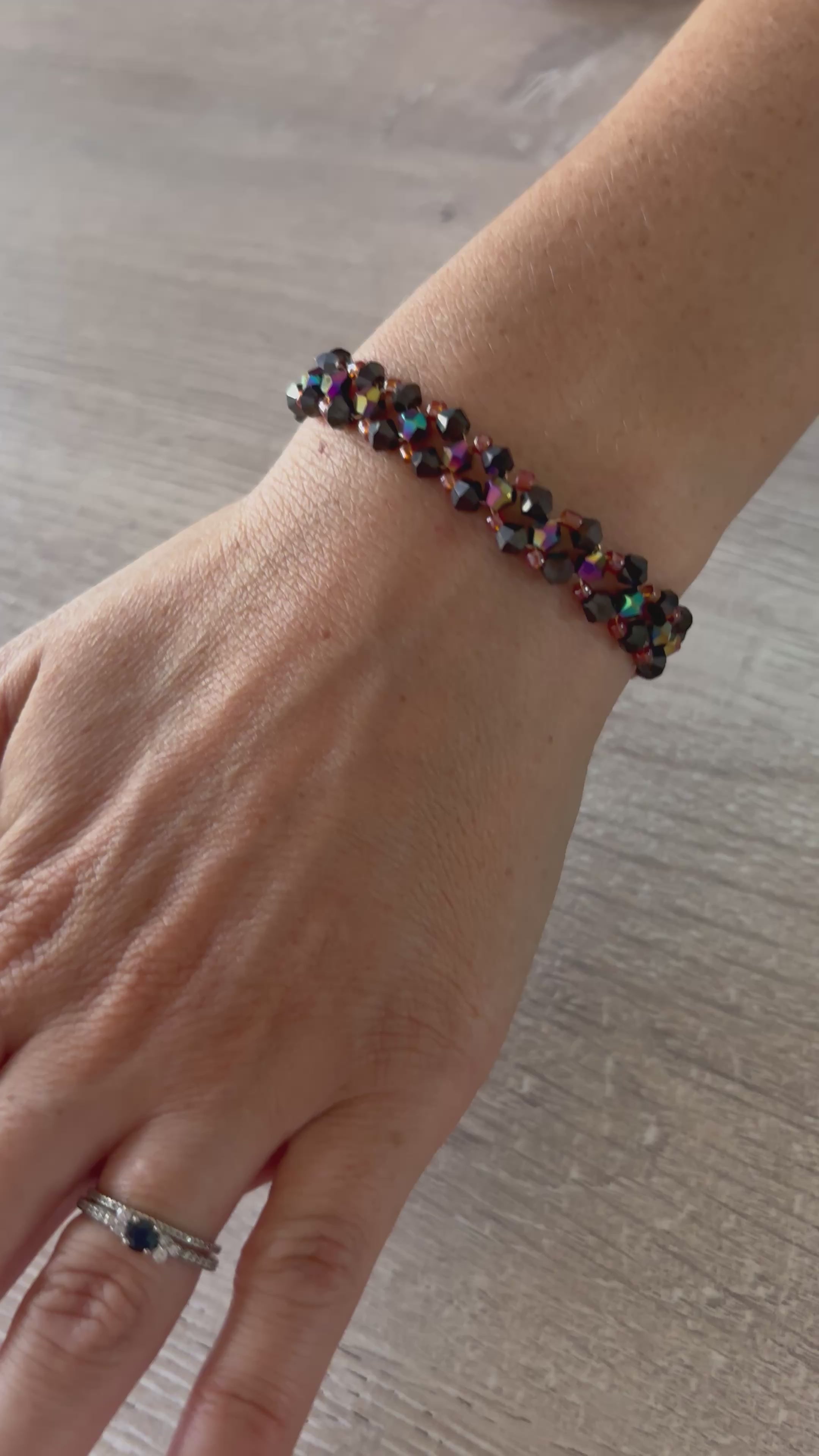 Bracelet Double Rang Cristaux Swarovski  et petites perles en verre ton noir et reflets multi — Fait Main