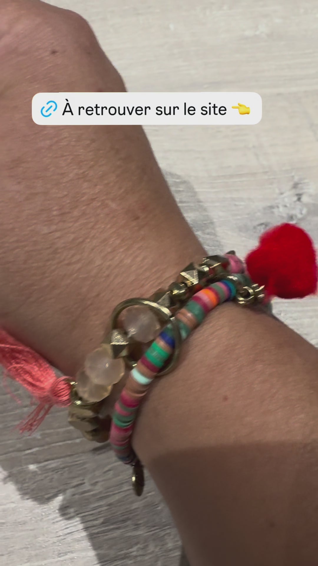 Bracelet multi-rangs bohème heishi & breloques dorées